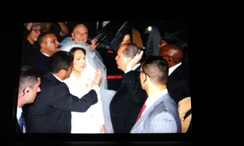 Casamento de deputada tem protesto, ovos em convidados e PMs no Paraná