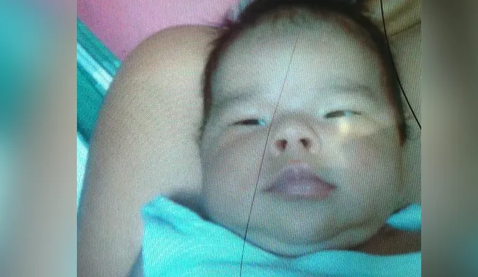 Bebê não resistiu aos ferimentos de faca no pescoço e peito. (Foto: Reprodução)