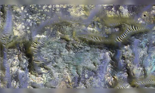 NASA capta imagem de 'larvas' em cratera de Marte 