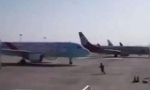 Após erro, funcionário de aeroporto tenta parar avião com as mãos; veja vídeo