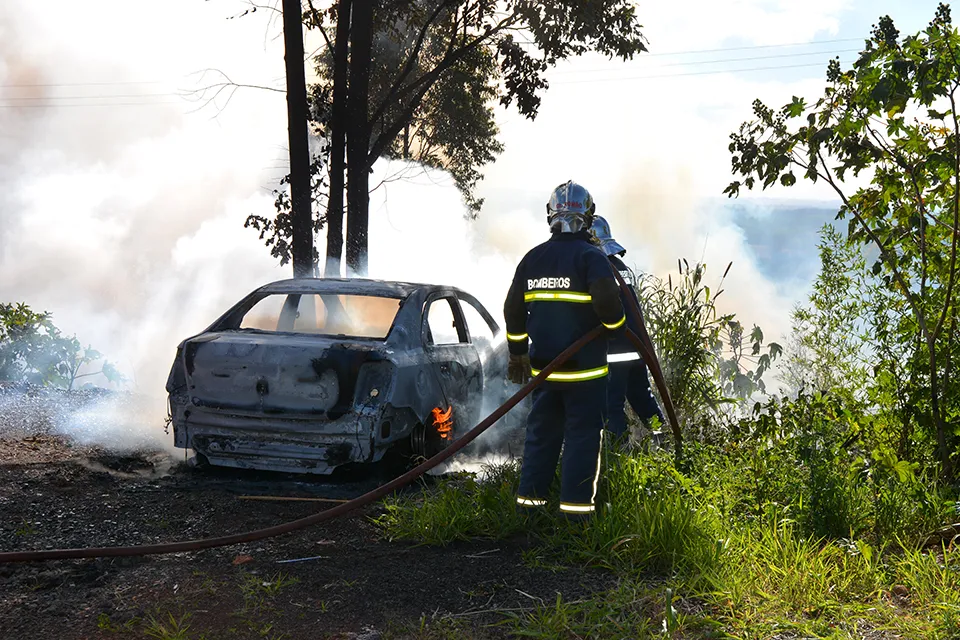 Carro ficou totalmente destruído. foto: Maicon Sales - TnOnline.