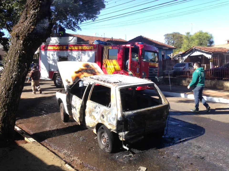 Carro da prefeitura estava estacionado em via pública quando teve início o incêndio. (Foto - Maicon Sales)