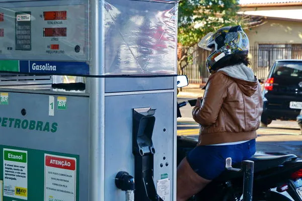 Gasolina deve passar dos R$ 4 por litro em Apucarana 