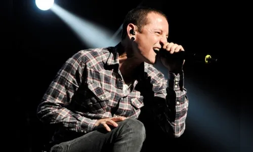 Chester Bennington, vocalista do Linkin Park, é encontrado morto, diz site