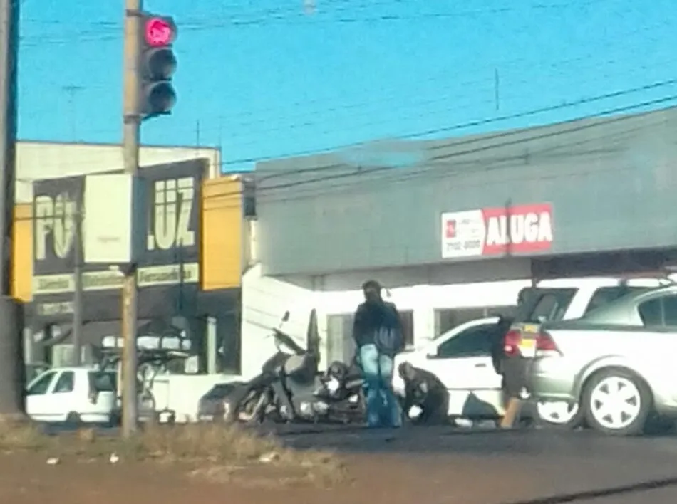 Motorista do carro fugiu e deixou motociclista no chão. (foto - Reprodução/whatsapp)