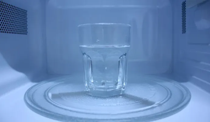 Será que há risco de explosão com água no microondas?  (Foto: Reprodução)