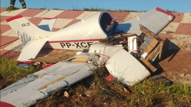 Monomotor caiu quando piloto tentava pousar em aeroclube Foto: Divulgação/Bombeiros
