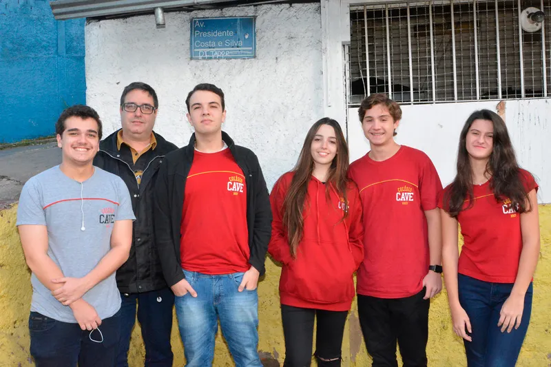 Professor Marcos, com os alunos Matheus, Ana Paula, Gabriel, Laura e Vinícius. Foto: Tribuna de Minas
