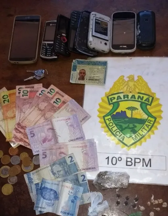 PM apreendeu crack, cocaína, maconha, dinheiro e celulares. Foto: Divulgação/PM
