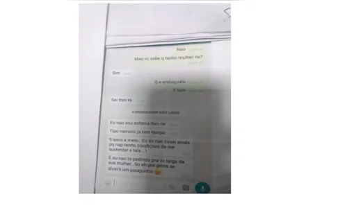 
						
							Mulher pega conversa do marido com outra no WhatsApp e divulga conteúdo em panfletos
						
						