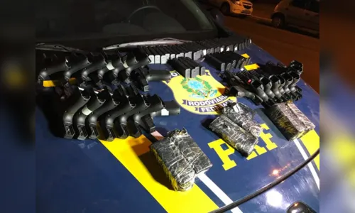 
							PRF faz apreensão de 4,3 toneladas de maconha, 23 pistolas e 500 munições no Paraná
						
						