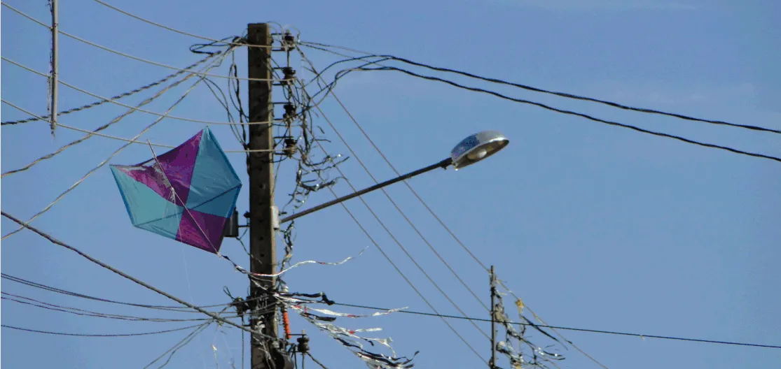Pipa caiu nos fios da rede elétrica e deixou domicílios sem energia. Foto: Divulgação/Copel