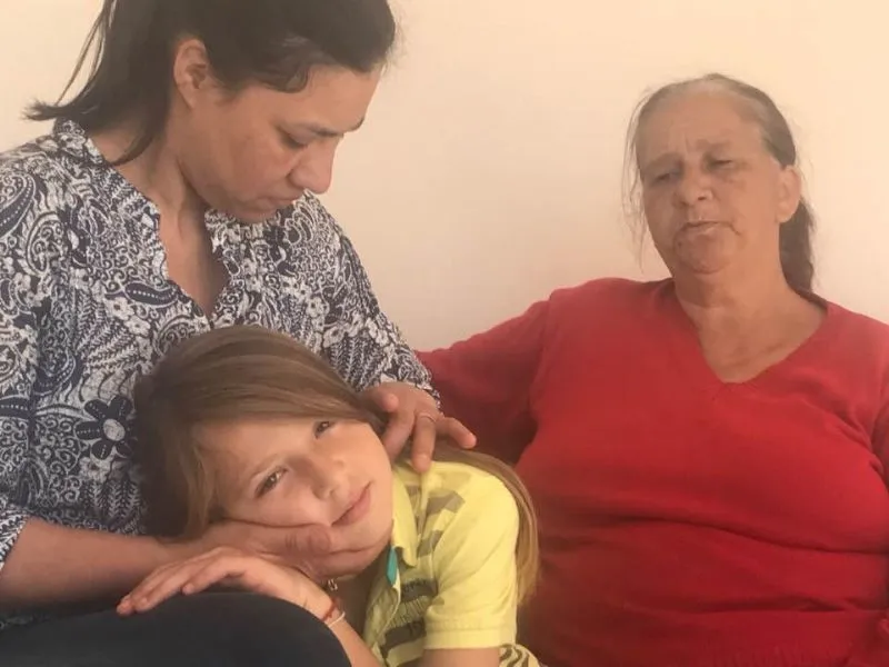 Kevin com a mãe, Adriana, e a avó paterna, Isabel Marcondes: exemplo de solidariedade - Foto:  Rede Sul de Noticias