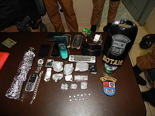 Drogas apreendidas na casa de Mazini. Foto: Divulgação/Polícia Militar
