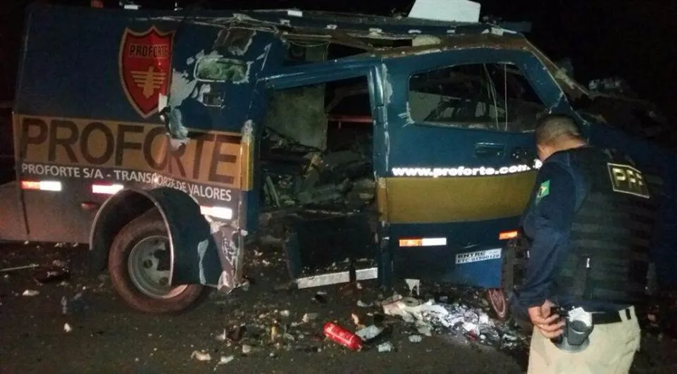 Carro-forte ficou destruído após explosão - Foto - PRF