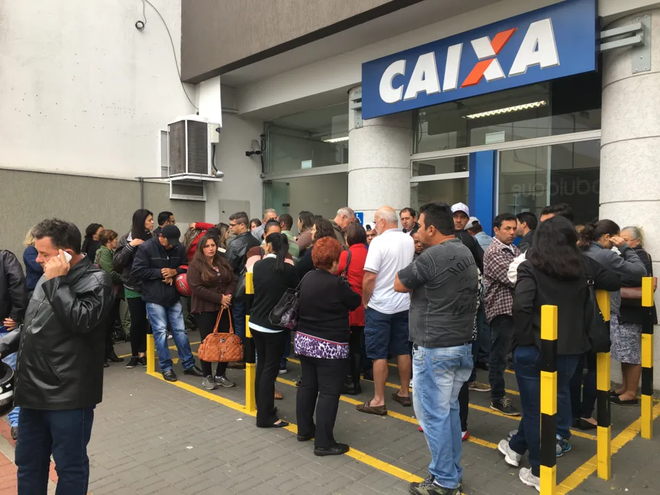 Em Apucarana, fila na agência da CEF já se formava desde as primeiras horas da manhã - Foto: Fernanda Neme