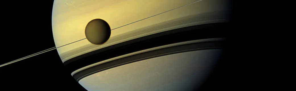 Astrônomos da NASA descobriram em Titã, a maior lua de Saturno, grandes quantidades de moléculas de acrilonitrilo que podem formar membranas plasmáticas análogas às necessárias para a vida - Foto: NASA