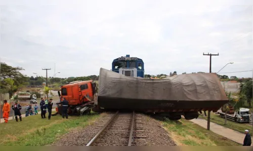 
							Trem arrasta carreta por 200 metros em trevo de acesso a Jandaia do Sul
						
						