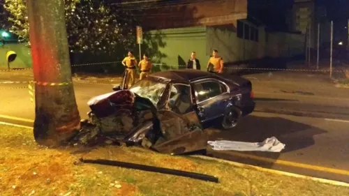 Condutora bateu o carro contra uma árvore e morreu na hora. Foto: Alberto D'angele/RPC