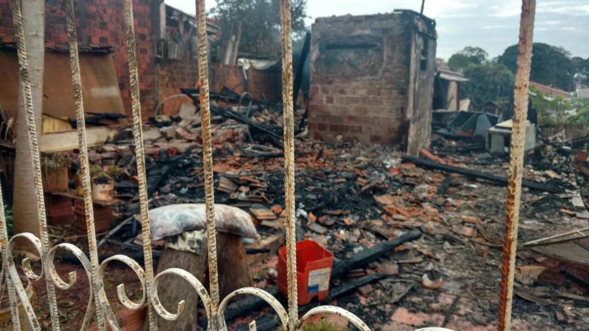 Casa foi totalmente destruída pelo fogo - Foto: Blog do Berimbau