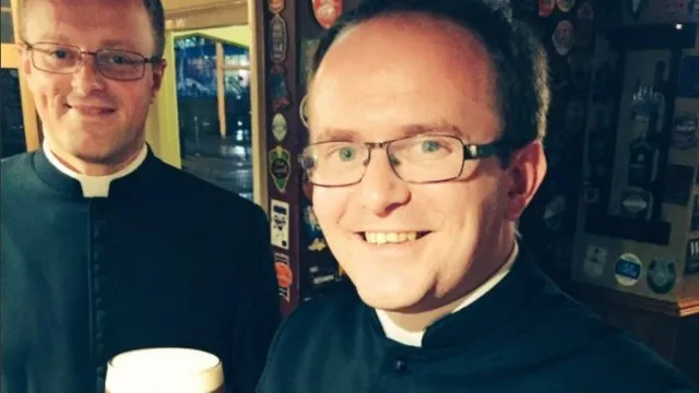 Padres foram confundidos por barman com homens fantasiados Foto: Reprodução / Twitter