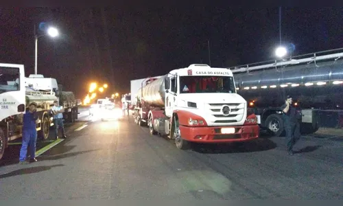 Caminhoneiros protestam e bloqueiam praça de pedágio em Arapongas 