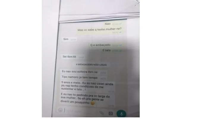 A conversa de amantes no whatsapp virou panfletos distribuídos na cidade: caso de polícia - Foto: Divulgação.