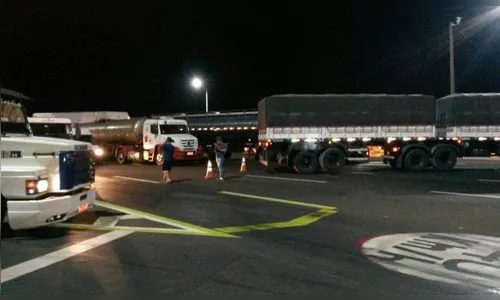 Caminhoneiros encerram protesto no pedágio em Arapongas