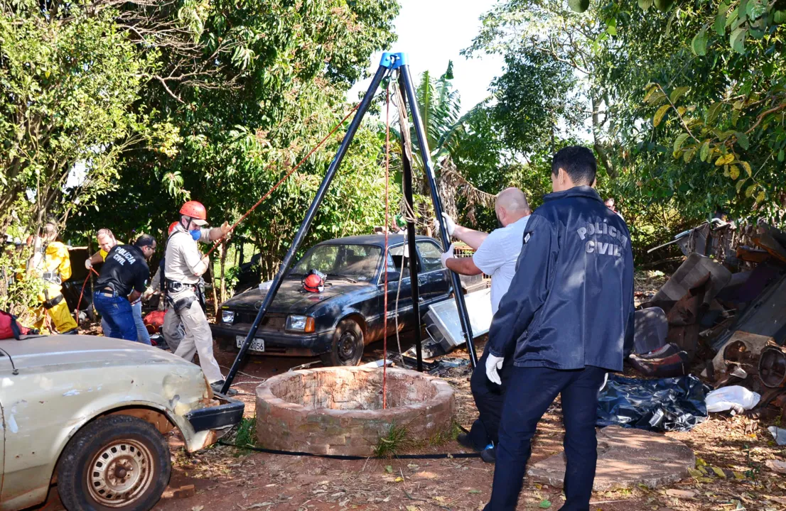 Corpos esquartejados são retirados de poço desativado: crimes ligados ao tráfico de drogas - Foto: Delair Garcia