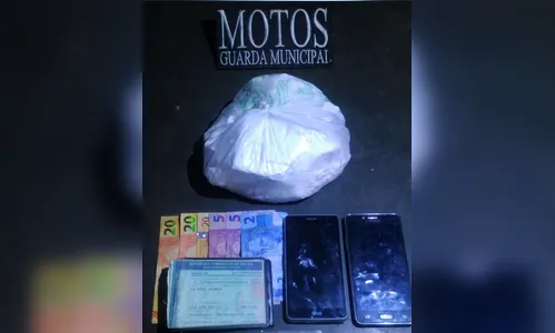 Dois homens com tornozeleiras eletrônicas são presos com quase 1 kg de cocaína 