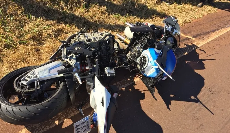 Motocicleta foi arrastada por aproximadamente 300 metros - Foto: TRXonline