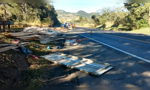 Motorista fica ferido após caminhão tombar entre Mauá da Serra e Ortigueira