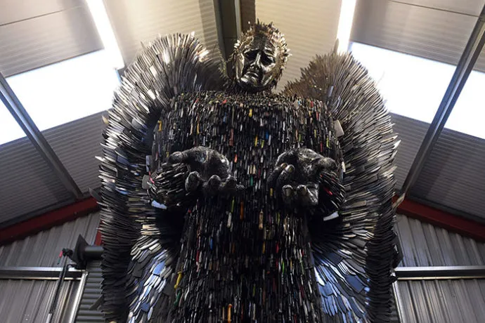 Escultor britânico criou anjo gigante com 100 mil facas usadas em crimes brutais - Foto:  Alfie Bradley.com