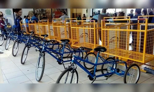 Triciclos são entregues a trabalhadores da coleta de recicláveis de Arapongas
