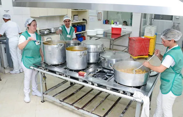 Cozinha do hospital serve 33 mil refeições por mês, totalizando sete toneladas de comida | Foto: Delair Garcia