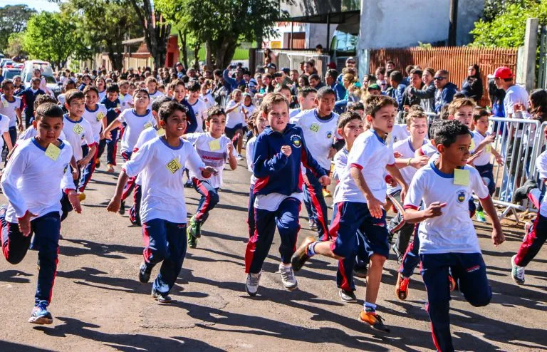 Corrida de rua reúne 400 crianças das escolas municipais no Jardim Ponta Grossa - Foto: Divulgação