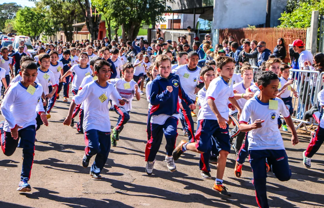 Corrida de rua reúne 400 crianças das escolas municipais no Jardim Ponta Grossa