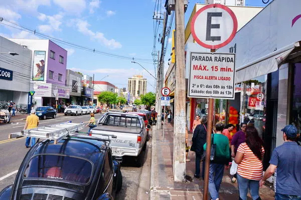 Motoristas e lojistas afirmam que, sem o serviço, encontrar uma vaga de estacionamento é difícil no centro da cidade | Foto: Delair Garcia