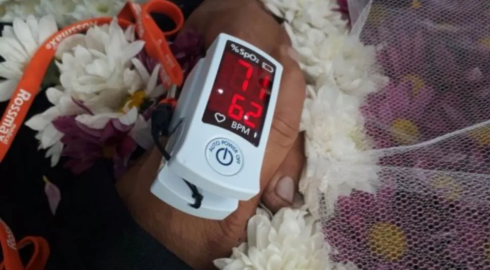 Momento em que o médico mede a temperatura e os batimentos cardíacos  do falecido com um oxímetro de dedo - Foto: Correio do Lago