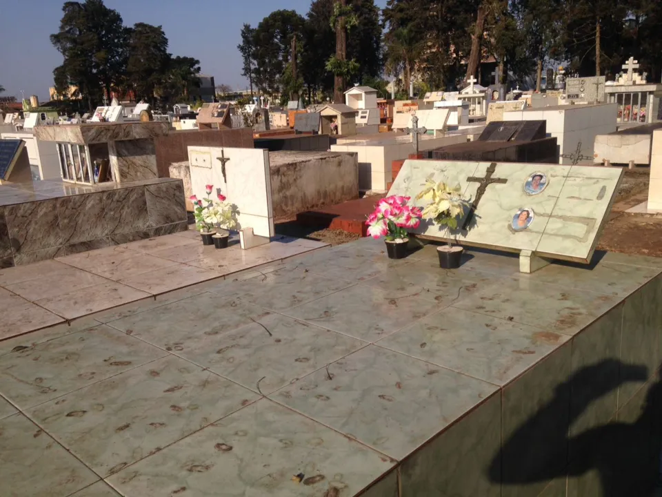 Pelo menos 200 placas de bronze foram furtadas nos dois cemitérios de Apucarana nos últimos meses - Foto: Maicon Sales