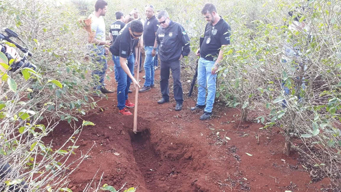 Polícia escava a área a procura de mais um corpo. Foto: Renan Vallim