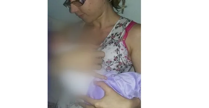 Pâmela segura a filha de outro casal na foto. Foto: Divulgação/Arquivo Pessoal