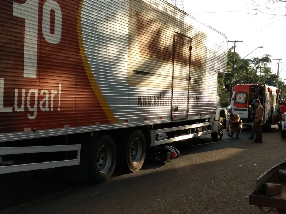 Moto ficou sob o caminhão, mas ocupantes não sofreram ferimentos graves, segundo o Samu - Foto: Reprodução/Whatsapp