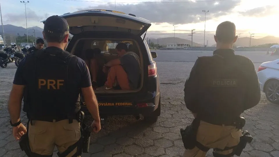 Trio foi preso na quinta-feira (10), em Palhoça, em Santa Catarina. Foto: Divulgação/PRF