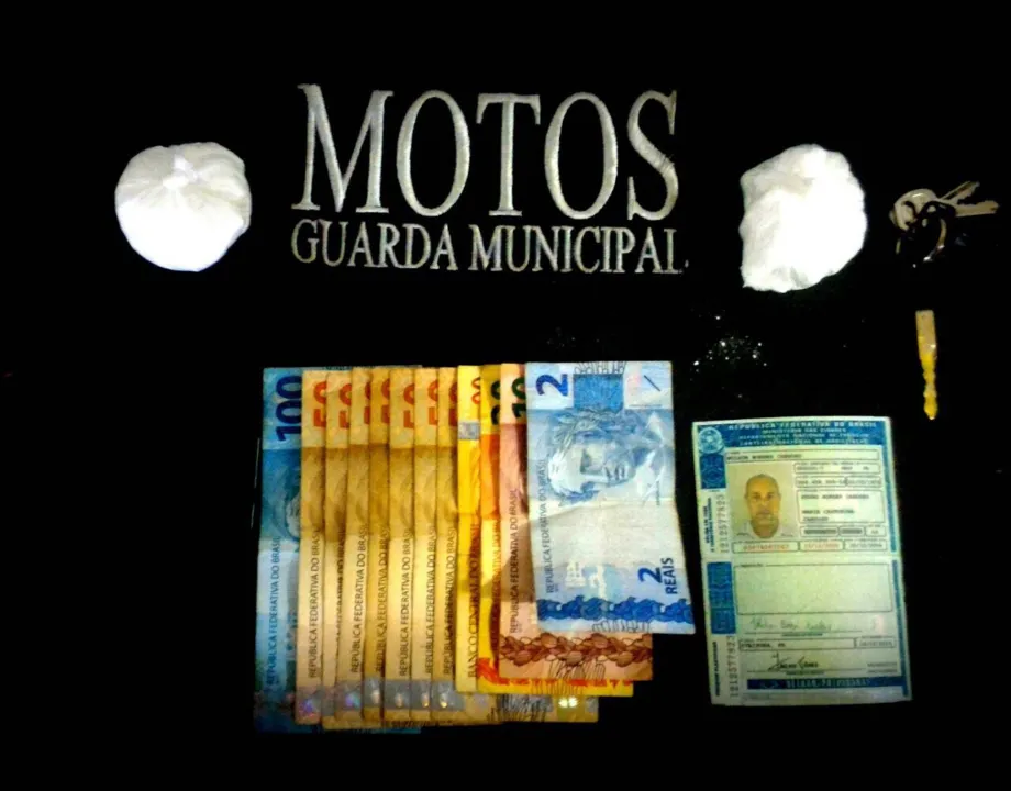 Cocaína e dinheiro e apreendidos com mototaxista - Foto: Divulgação/GM