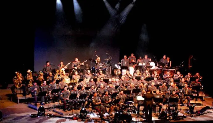 Banda Militar e orquestra filarmônica promovem espetáculo em Apucarana
