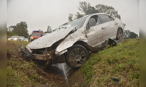 Capotamento deixa cinco pessoas feridas em Jandaia do Sul