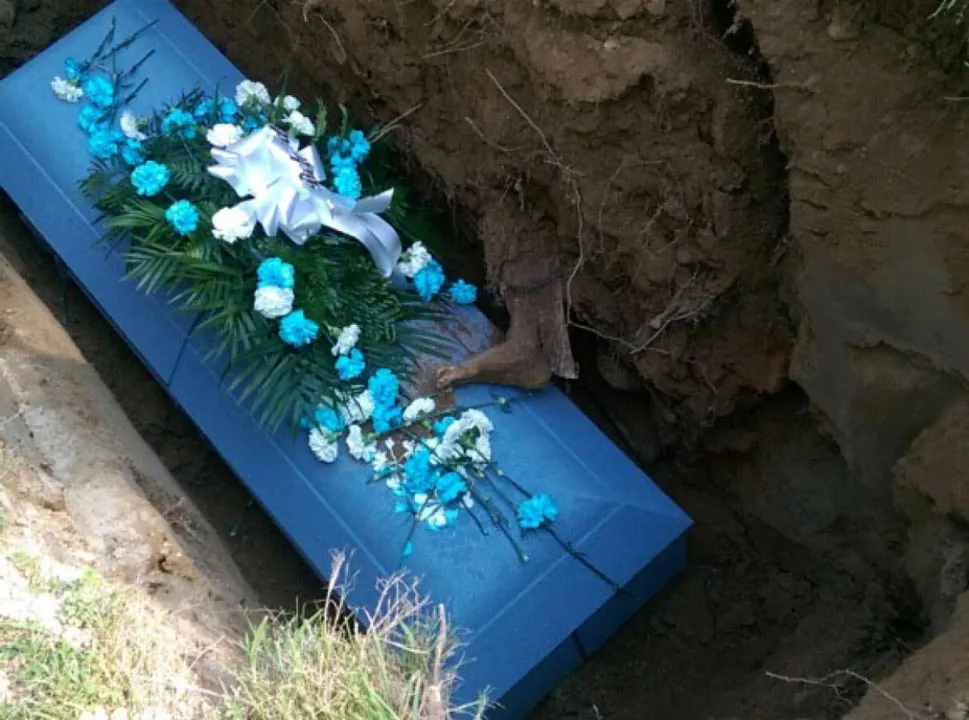 Pé em decomposição surgiu sobre o caixão de Cleveland Butler durante enterro - Foto: Reprodução/Facebook