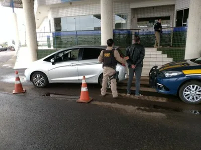 PRF recuperou quatro carros roubados que eram levados ao Paraguai. Foto: Divulgação/PRF