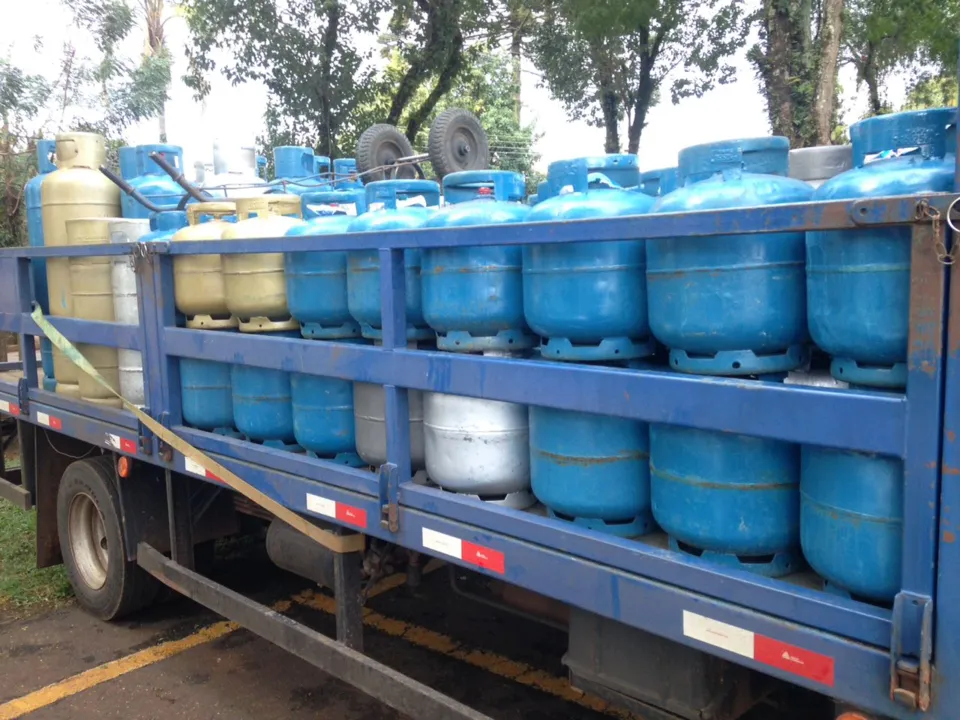 PM apreendeu 132 botijões de gás e um caminhão. Foto: Maicon Sales